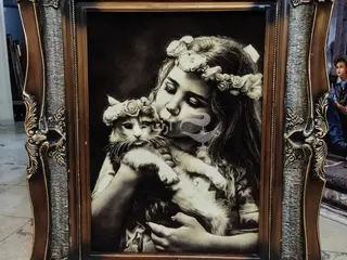 تابلو فرش دستبافت دختر و گربه. چله ابریشم
